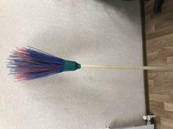 Метла полипроплен круглая (черенок деревянный) 4 кольца